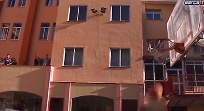 Τα βάζει και από τα… μπαλκόνια! (video)