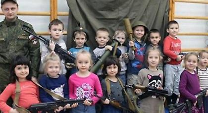 Μικρά παιδιά ποζάρουν με… καλάσνικοφ