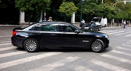 Δεν καταργούνται τα βουλευτικά αυτοκίνητα