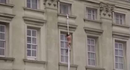 Γυμνός άντρας δραπετεύει... από το Μπάκιγχαμ