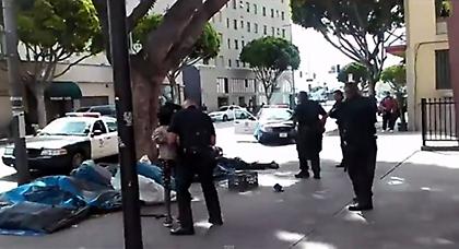 Αστυνομικοί δολοφόνησαν εν ψυχρώ άστεγο(βίντεο)