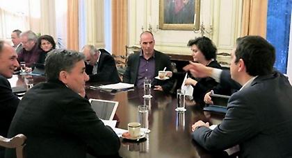 Μαύρα σύννεφα πάνω από το πακέτο μέτρων Βαρουφάκη