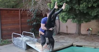 Τύπος εκτελεί χαρακτηριστικές κινήσεις του WWE πάνω στην κοπέλα του!