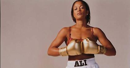 Η κόρη του Άλι… προκαλεί τη Ράουζι