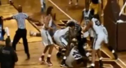 Άγριο ξύλο σε γυναικείο αγώνα μπάσκετ (video)