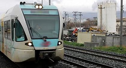 Πεζός παρασύρθηκε από συρμό του προαστιακού