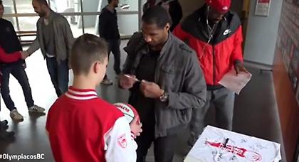 «Ερυθρόλευκη» αγάπη από τη Σουηδία (video)