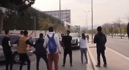 Παραλίγο να πατήσει θαυμαστές του ο Μέσι (video)