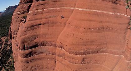 Το απίστευτα παράτολμο εγχείρημα ποδηλάτη (video)