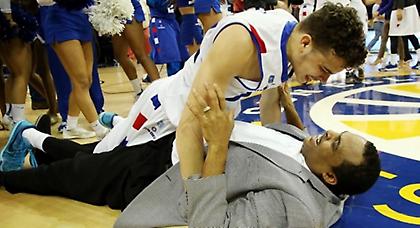 Προπονητής έπαθε ρήξη αχιλλείου σε πανηγυρισμούς (video)