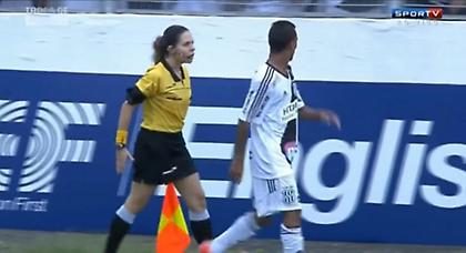 Τσαμπουκάς από γυναίκα διαιτητή σε ποδοσφαιριστή