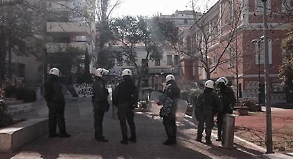 ΜΑΤ έχουν περικυκλώσει τη Νομική - Μέσα παραμένουν οι καταληψίες