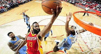 Μόνος του και όλοι τους