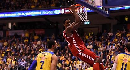 Έκανε… πελάτισσα τη Μακάμπι!