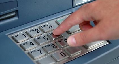 Κρήτη: Αντιεξουσιαστές φράζουν με… κόλλα τα ΑΤΜ!