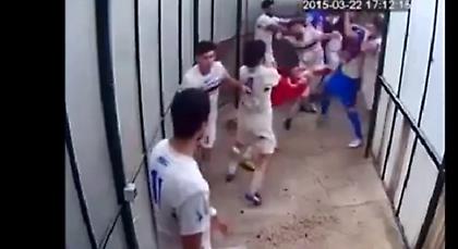 Μπουνιές και κλωτσιές μεταξύ παικτών! (video)