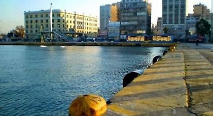 Αυτοκίνητο έπεσε στο λιμάνι του Πειραιά