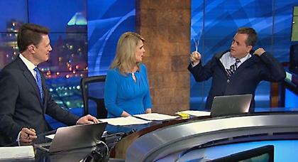 Παρουσιαστής φόρεσε το κοστούμι του μαζί με την κρεμάστρα