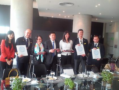 Η Κουντουρά είδε και τον Κινέζο πρέσβη