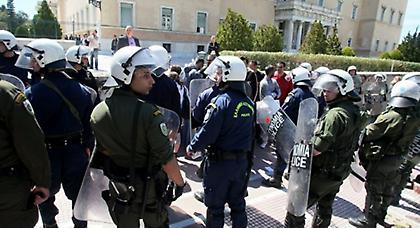 Οι αναρχικοί που μπήκαν στο περιστύλιο της Βουλής λένε: Αν θέλαμε μπαίναμε και μέσα