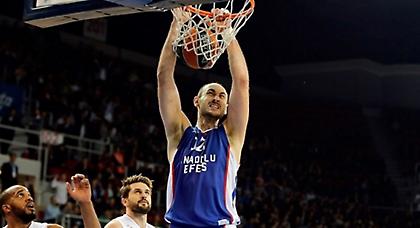 Νικάει και τον... κουμπάρο και πέρασε!