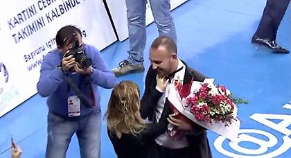 Πρόταση γάμου στο Εφές-Αρμάνι (video)