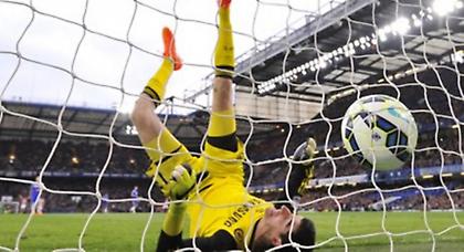 «Ζωγράφισε» απ’ τη… σέντρα τον Κουρτουά! (video)