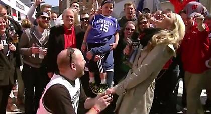 Live πρόταση γάμου από άγνωστο σε ρεπόρτερ (video)