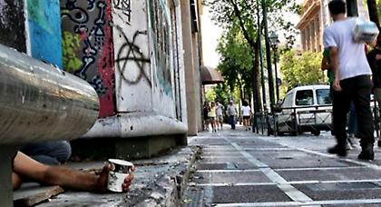 Άστεγος πέθανε σε παγκάκι