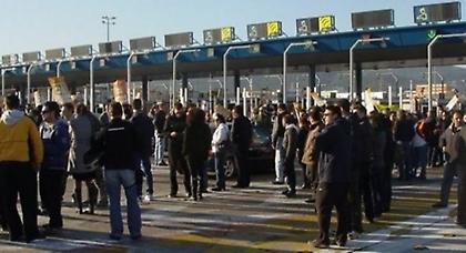 Σήκωσαν τις μπάρες των διοδίων στη Λαμία