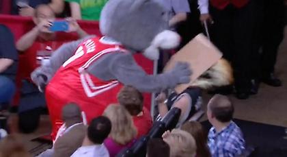 Μασκότ-«τιμωρός» (video)