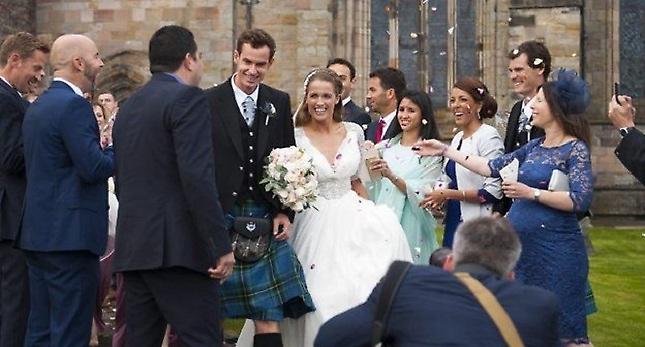 Γαμπριάτικο από πάνω, κιλτ από κάτω για Μάρεϊ