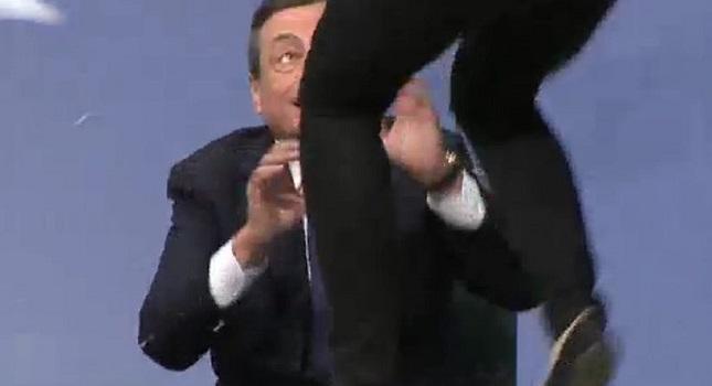 Διαδηλώτρια επιτέθηκε στον Μάριο Ντράγκι!