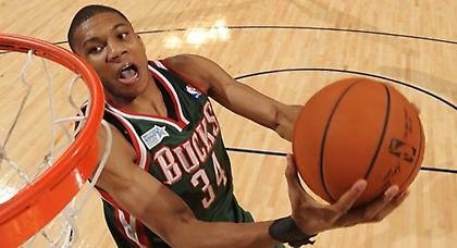 Ο Giannis τους πήρε απ' το χέρι!