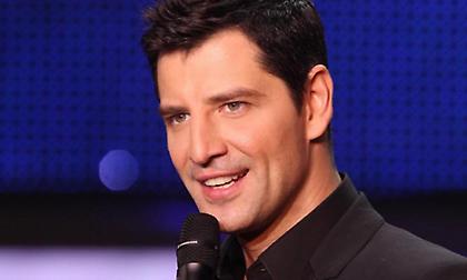 Ο Σάκης Ρουβάς θα τραγουδήσει για τον Μίκη Θεοδωράκη