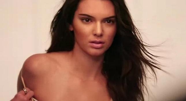 Η μικρή Καρντάσιαν φωτογραφήθηκε topless