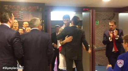 Η ζεστή αγκαλιά του Αγγελόπουλου στον Πρίντεζη (video)