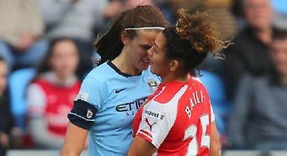 Αποβολή για κουτουλιά σε γυναικείο ποδόσφαιρο (video)