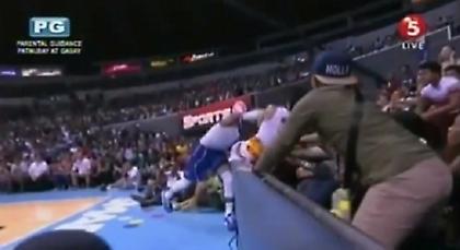 Άγριο ξύλο σε αγώνα στις Φιλιππίνες (video)