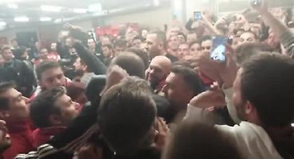 «Ερυθρόλευκο» πάρτι στα αποδυτήρια (video)