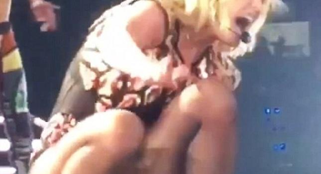 Η τούμπα της Britney Spears επί σκηνής