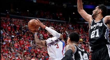 Τους αποκαθήλωσε!