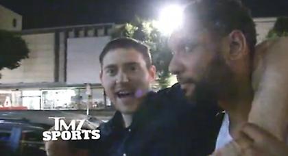 Ο Ντάνκαν κουβαλά τον μεθυσμένο Μπέινς! (video)