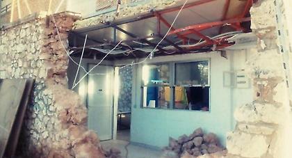 Νταλίκα γκρέμισε τοίχο στη Ριζούπολη! (pics)