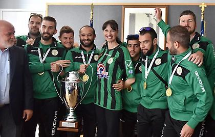 Η  Ελενα Κουντουρά κοντά στους Ελλληνες πρωταθλητές Ευρώπης κωφών