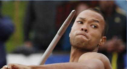 Έβγαλε το δόντι της κόρης του με… ακόντιο! (video)