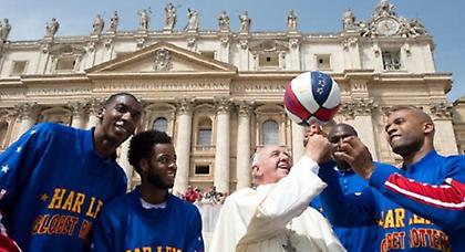 Οι Χάρλεμ μαθαίνουν μπάσκετ στον Πάπα! (video)