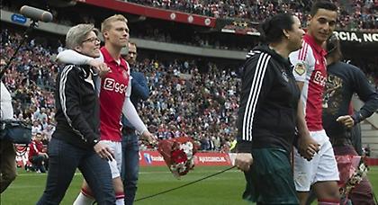 Μπήκαν με τις μαμάδες τους στον αγωνιστικό χώρο (video)