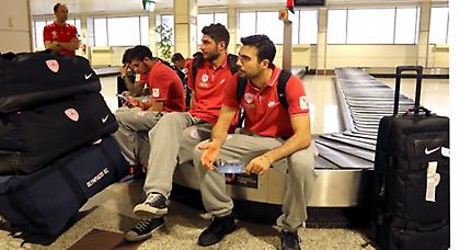 Η «ερυθρόλευκη» πτήση για Μαδρίτη (WEB TV)