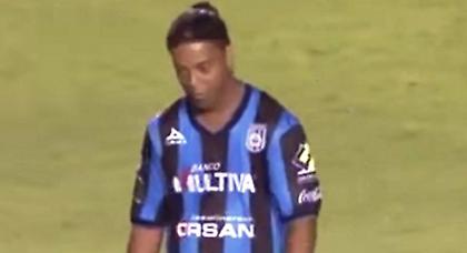 Δυσαρεστήθηκε ο Ροναλντίνιο (video)